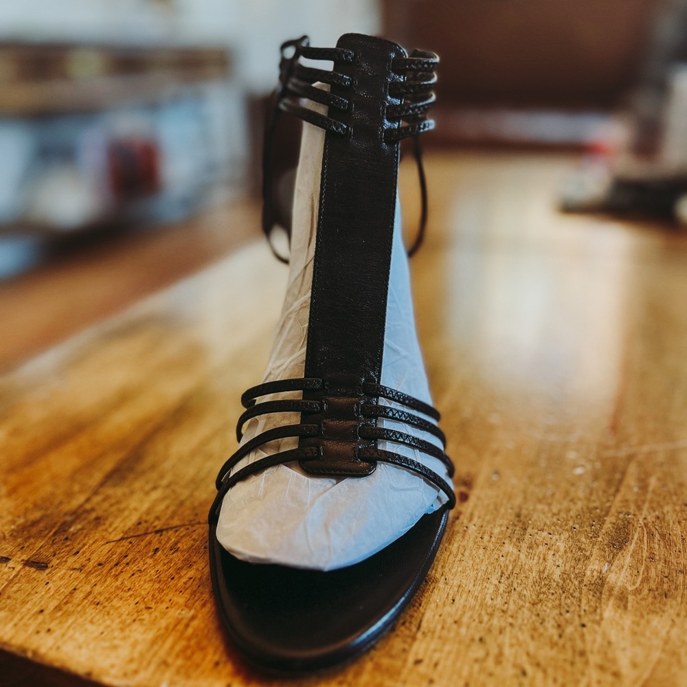Vintage Gucci (Tom Ford)  Black Leather T-Strap Heels - Picture 3 of 7